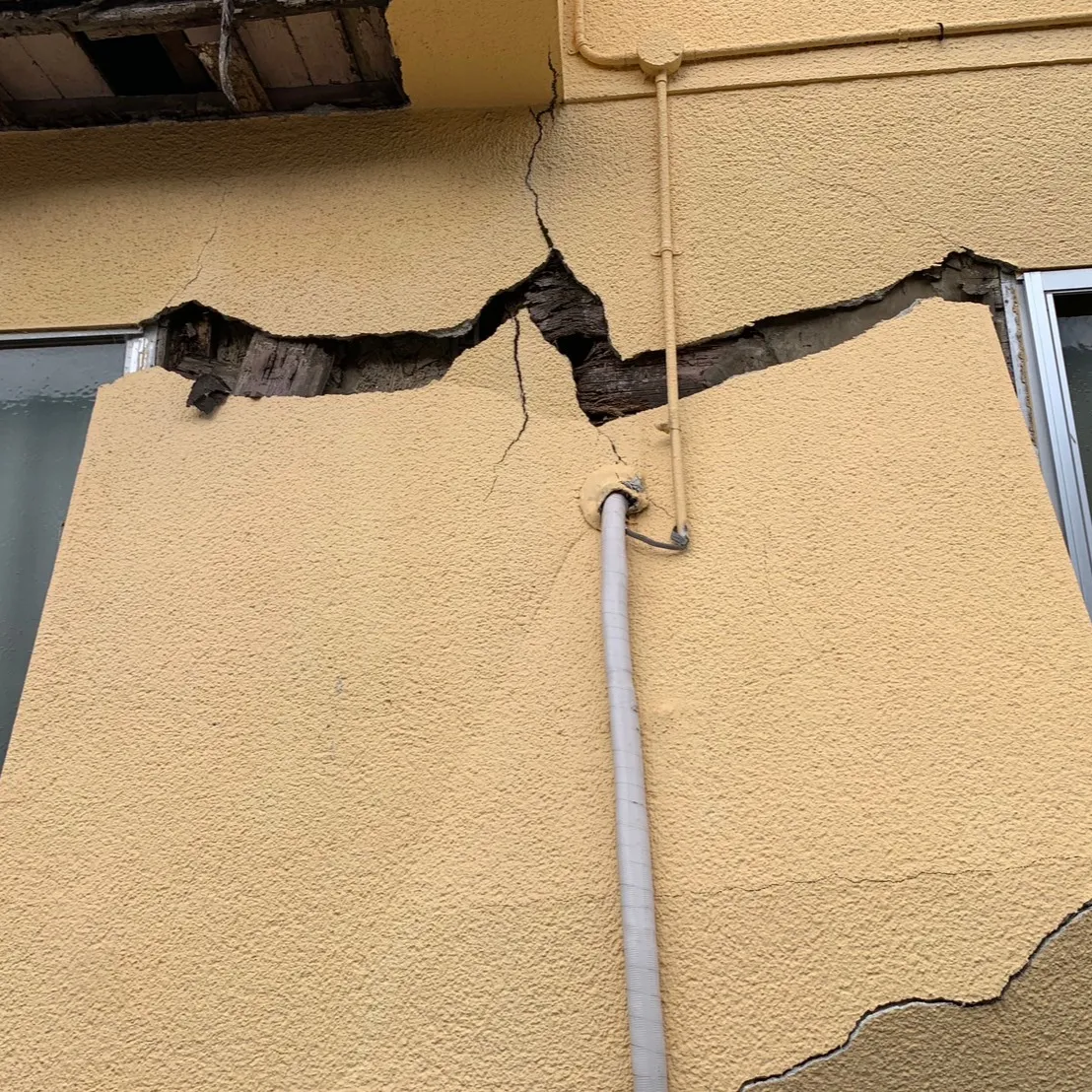 🏠【大阪府富田林市　外壁が崩落寸前!? 】