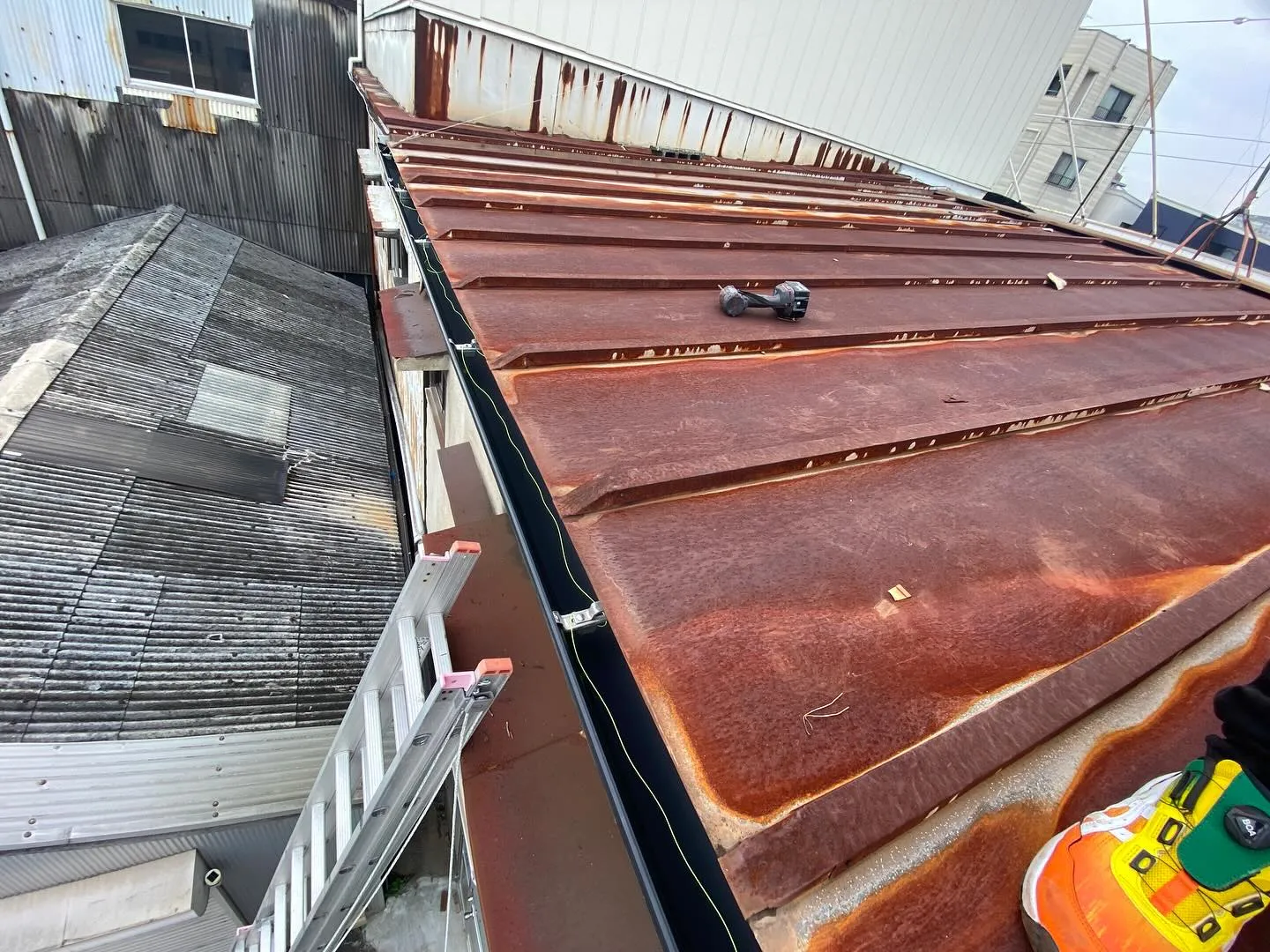 📍【大阪市東成区】樋(とい)取り替え工事の様子です💪