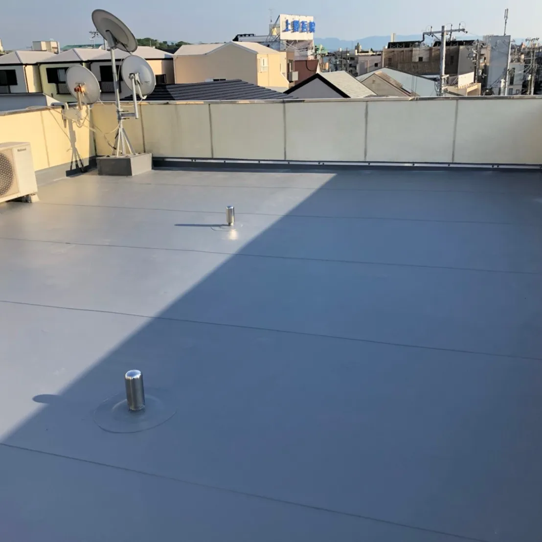 堺市のお客様よりご依頼をいただき、屋上の塩ビシート防水工事を...