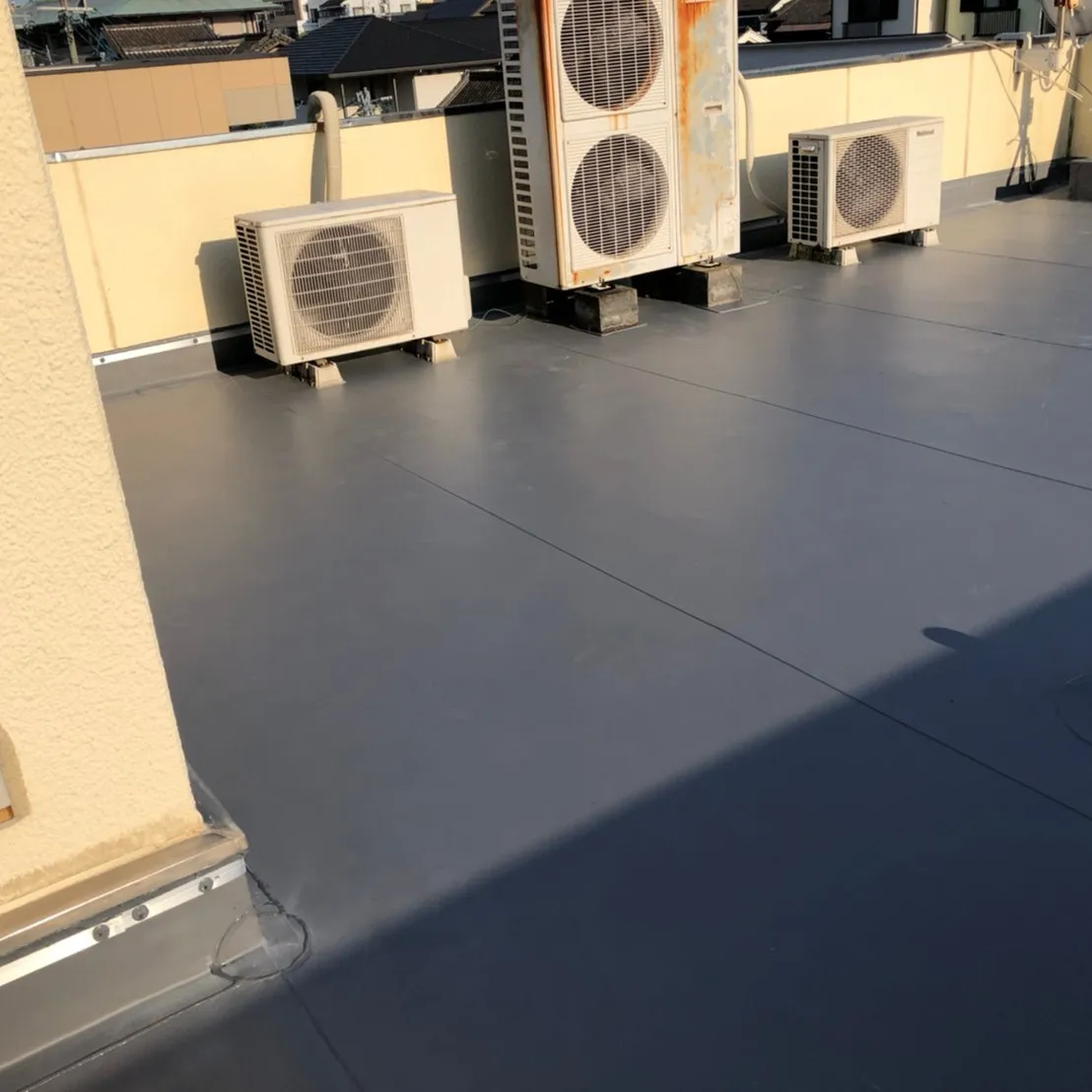 堺市のお客様よりご依頼をいただき、屋上の塩ビシート防水工事を...