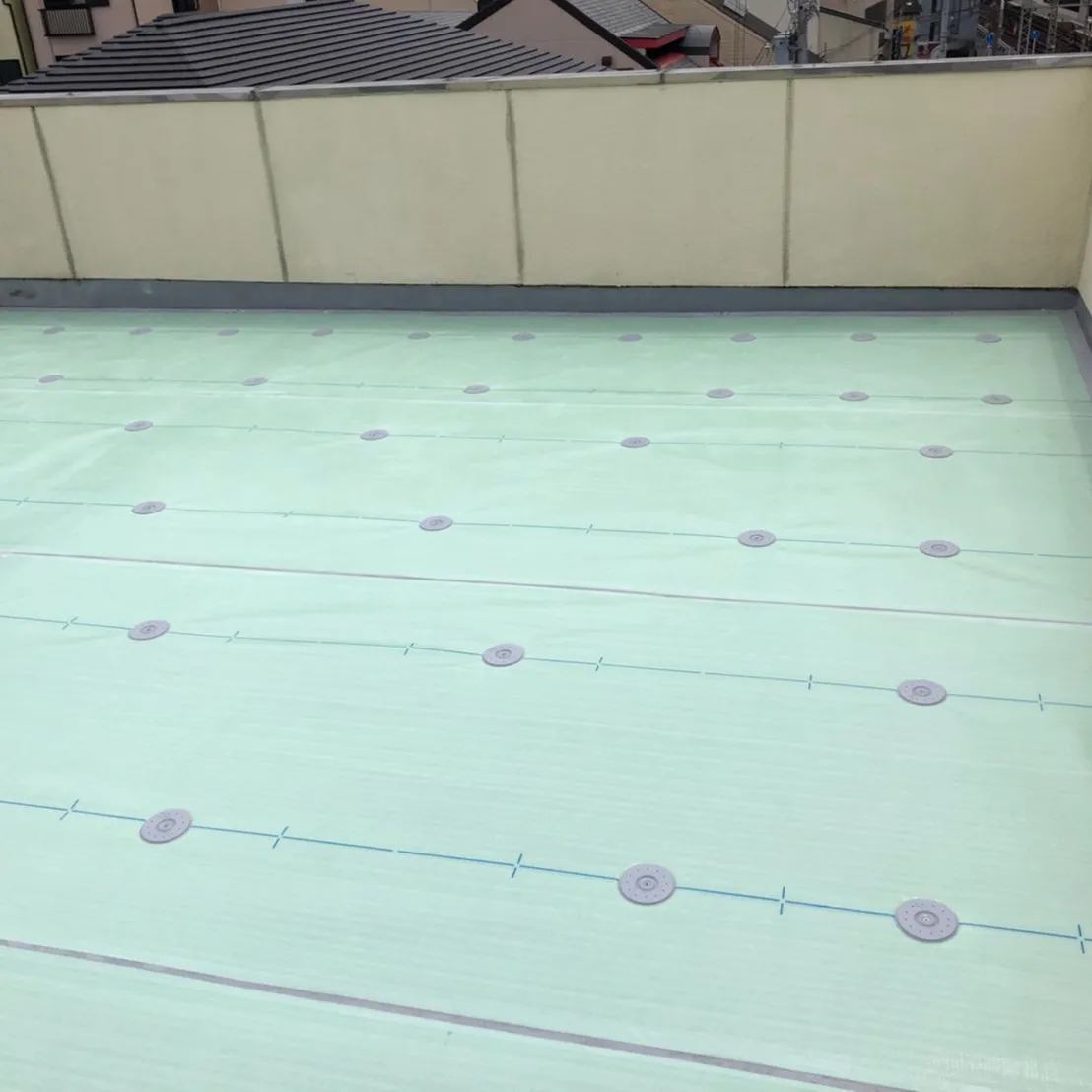 堺市のお客様よりご依頼をいただき、屋上の塩ビシート防水工事を...