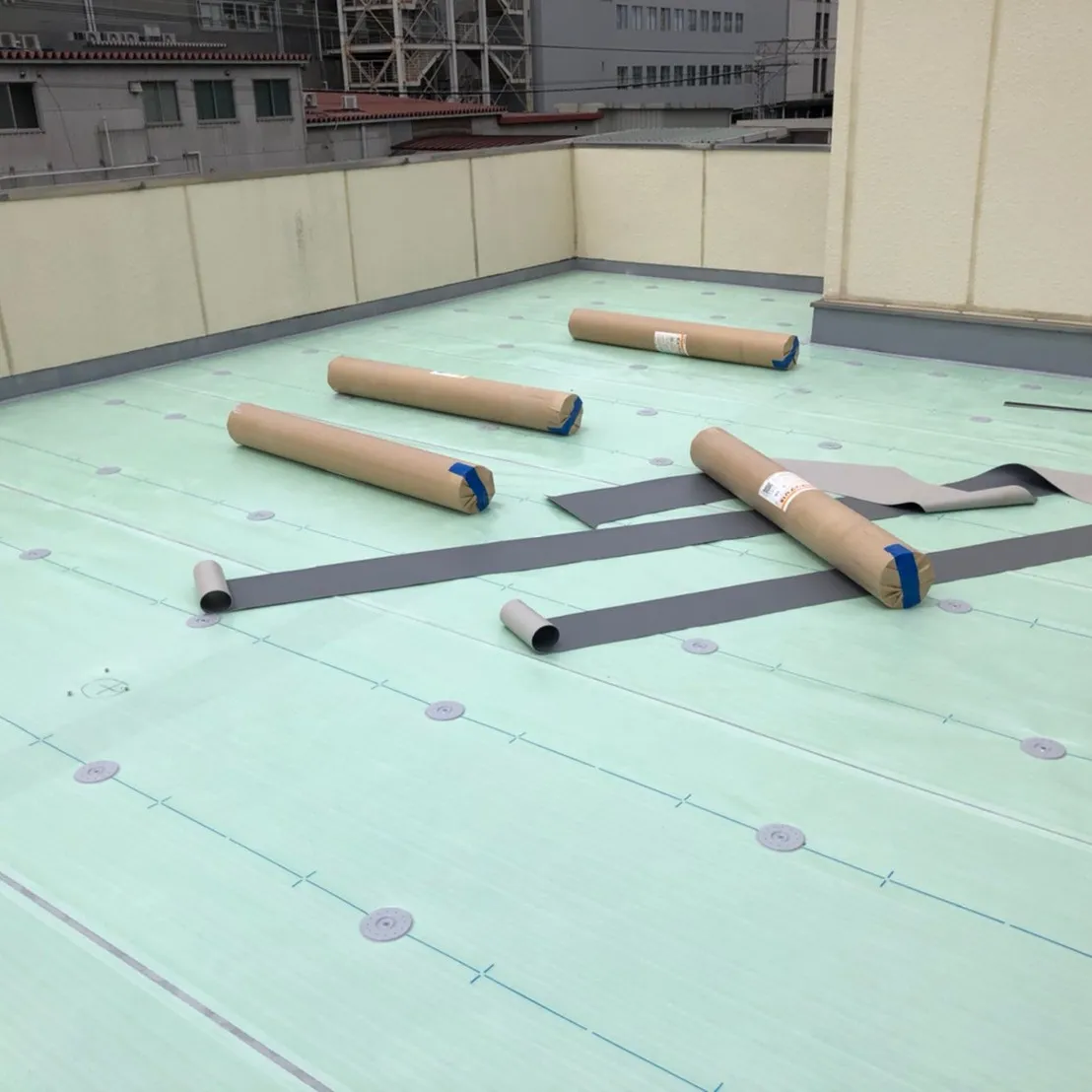 堺市のお客様よりご依頼をいただき、屋上の塩ビシート防水工事を...