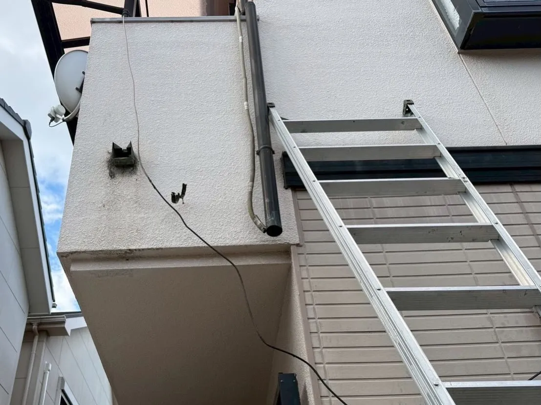 【堺市にて樋(とい)破損による取り替え工事|施工中】