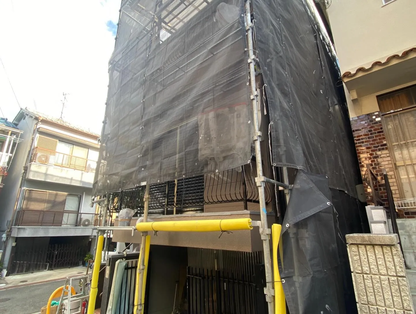 大阪府東大阪市にて、外壁塗装工事を施工中です🏠