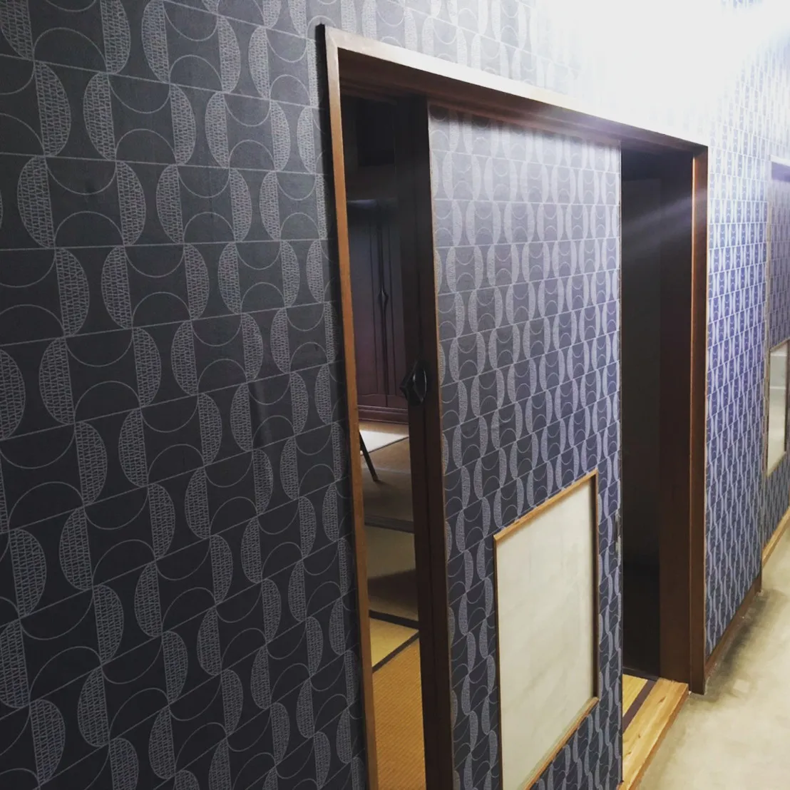 【兵庫県 商業施設 内装クロス工事|和モダン空間へリニューア...