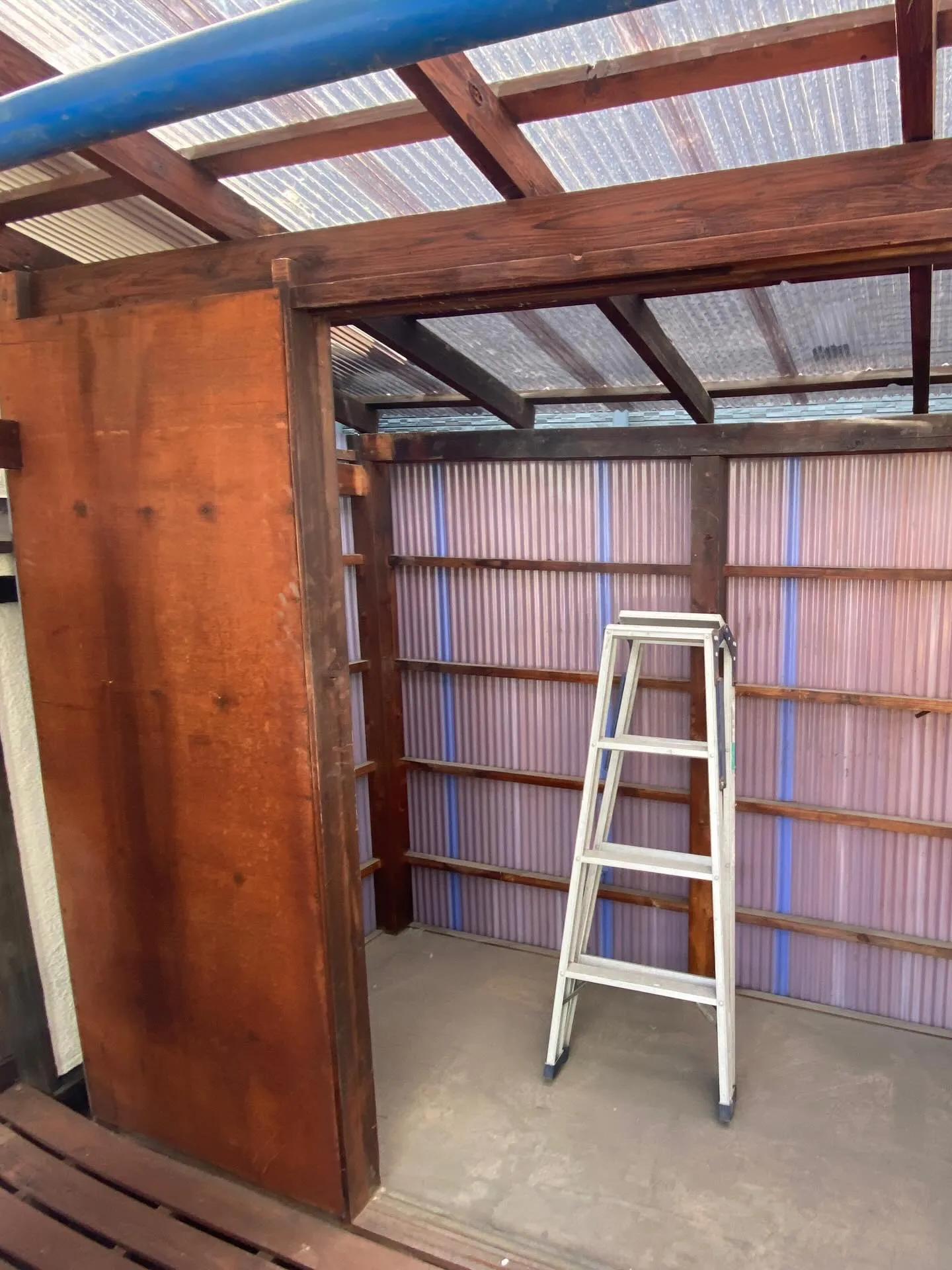 大阪市住吉区にて、物置扉のリフレッシュ工事をさせていただきま...