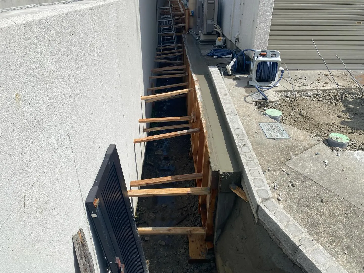 奈良県生駒郡にて、長年の風雨で劣化し崩れかけていた石積み擁壁...