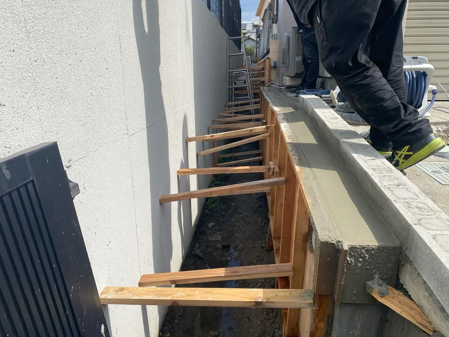 奈良県生駒郡にて、長年の風雨で劣化し崩れかけていた石積み擁壁...