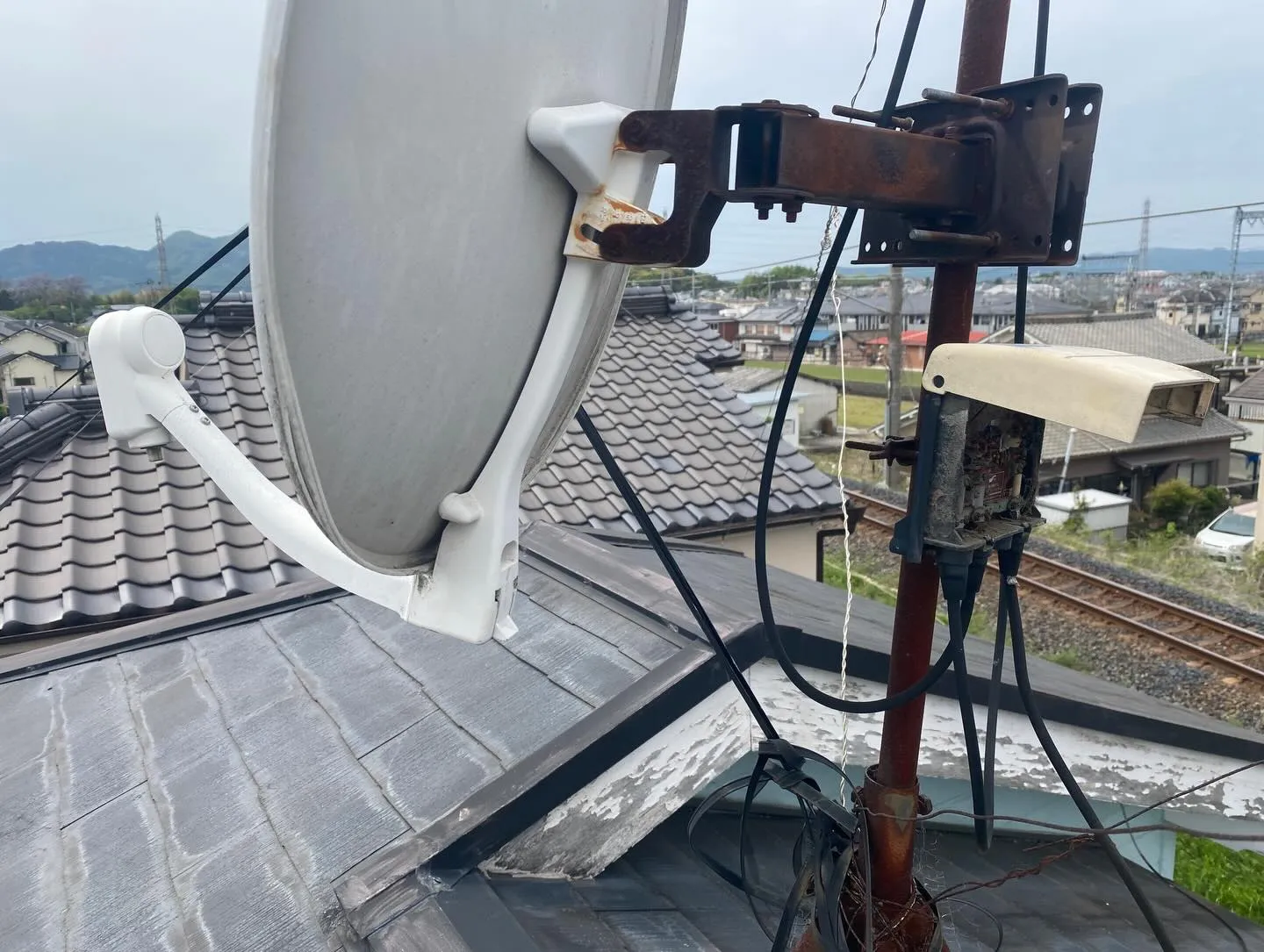 奈良県大和高田市にて、BSアンテナの移設・混合工事を施工させ...